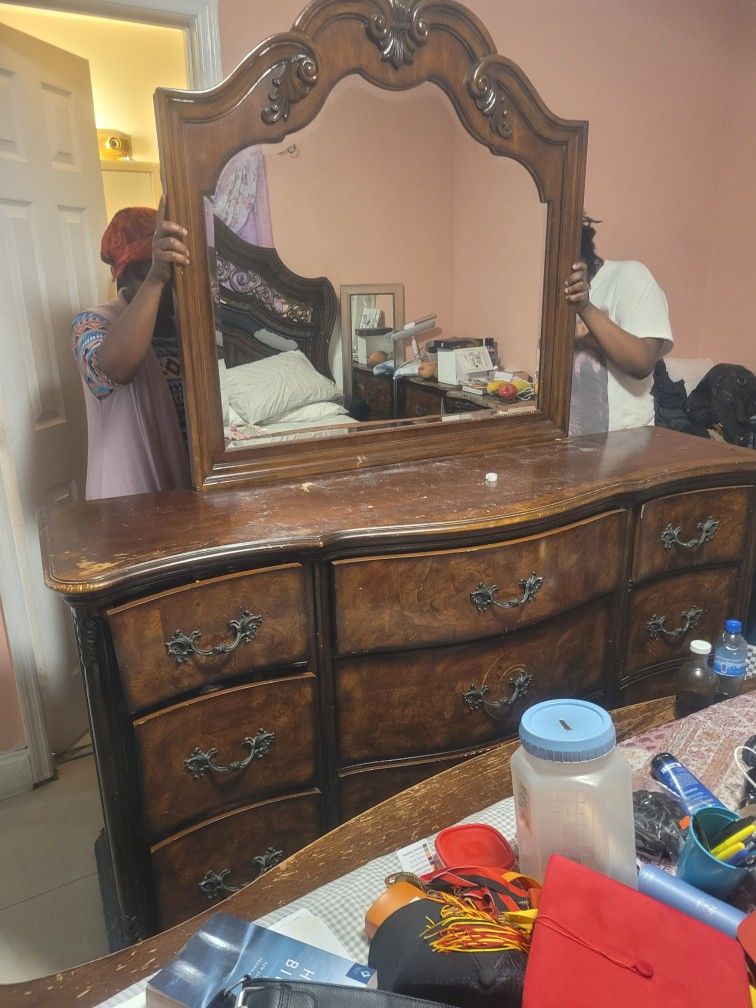 Dresser With Mirror 