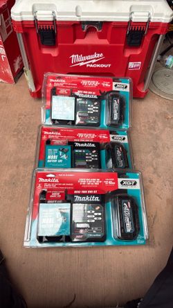 Makita 40v max XGT Battery and charger starter pack (NEW)