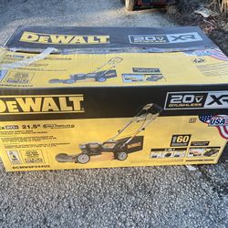 Dewalt New Self Propelled 20v XR Battery Operated Lawnmower Kit It Comes With Batteries 