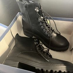New Universal Thread Combat Boots 9.5 **Need Repair