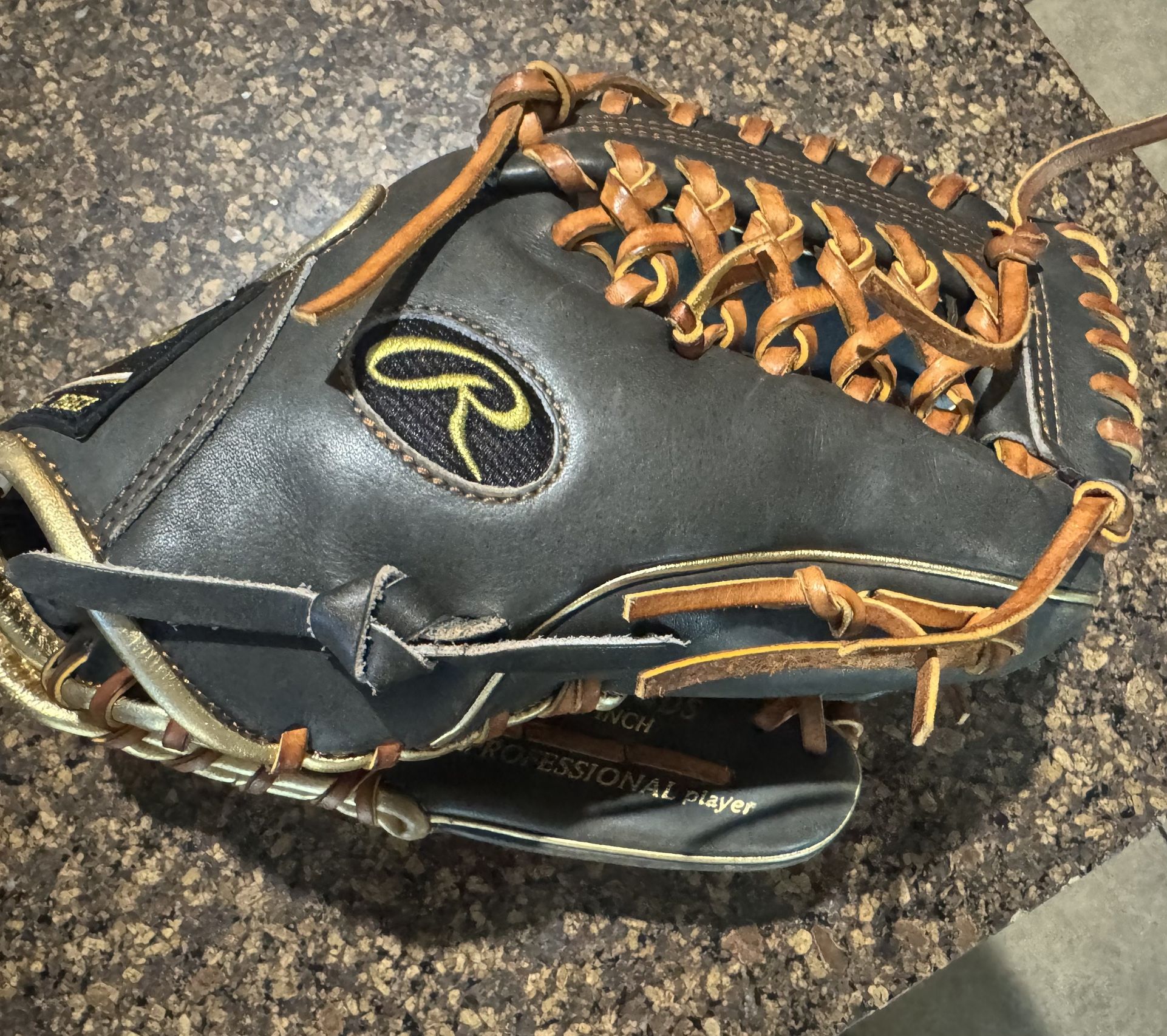 Rawlings | Heart of The Hide Baseball Glove | Traditional Break-in | Sizes 11.75" Only used three times, still needs broken in