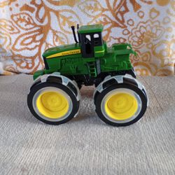 John Deere Toy Tractor with Light Up Huge 4X4 Wheels by ERTL and Tony EX5AZ