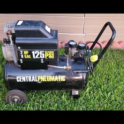 Central Pneumatic 8-gallon, 2 HP, 125 PSI air compressor. /Compressor De Aire