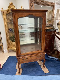 Beautiful French Provincial Hammary Curio Cabinet Lighted, Mirrored Back 4 Adjustable Shelves🌷