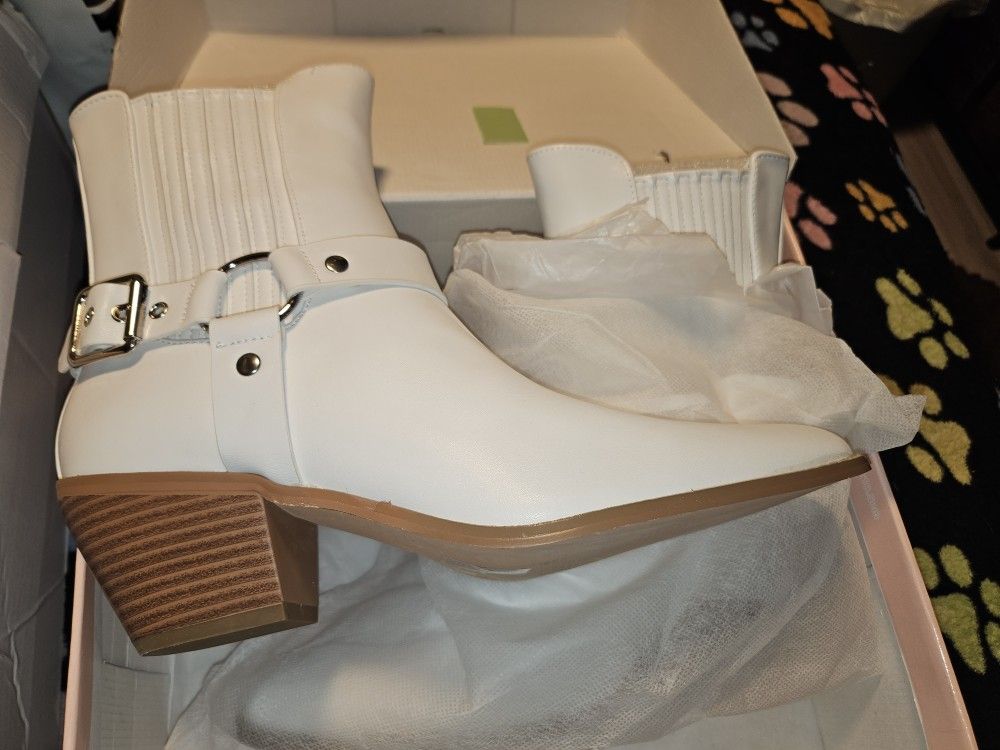 Sz 6 White Boots