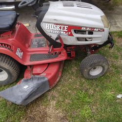 Huskee Supreme Lawn Tractor 46" Cut