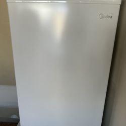 Midea Upright Freezer - 3.0 Cu - White 