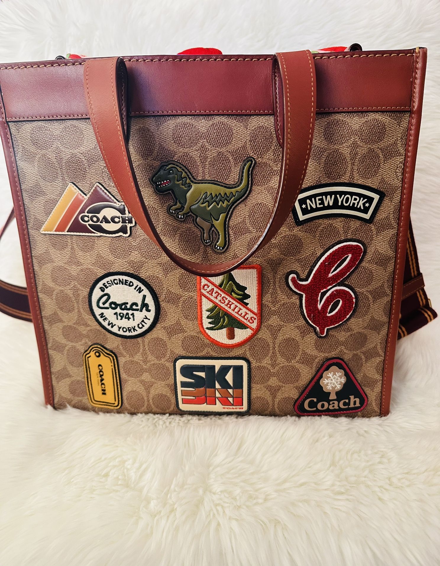 COACH C6846 Field Tote in Signature Canvas with Patches NWT