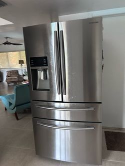 Samsung Twin Cooling Refrigerator  RH28HMEDBSR 28cu ft  Great cond.   clean. Works great.