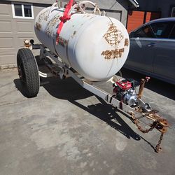 Mobile tank with water pump