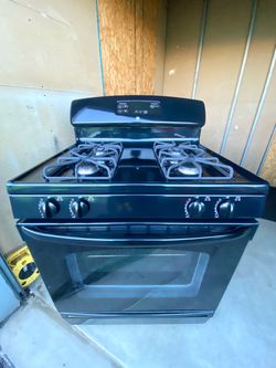 GE gas Stove 4 burners black color.  30”
