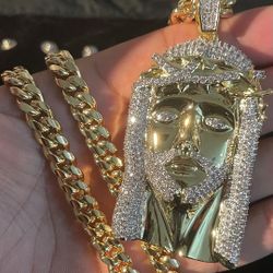 Chain 8MM With Jesus Face 14k Doesn't Loses Color 