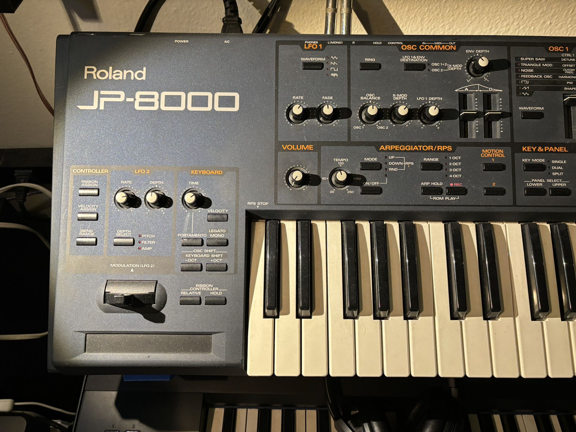 ROLAND JP8000 Synth