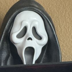 Scream, ghost face, popcorn, bucket it’s been displayed only not used