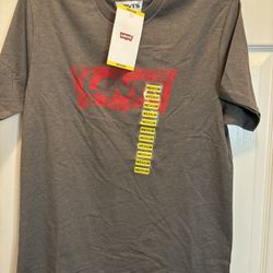 Levi’s T-shirt New Size Medium 