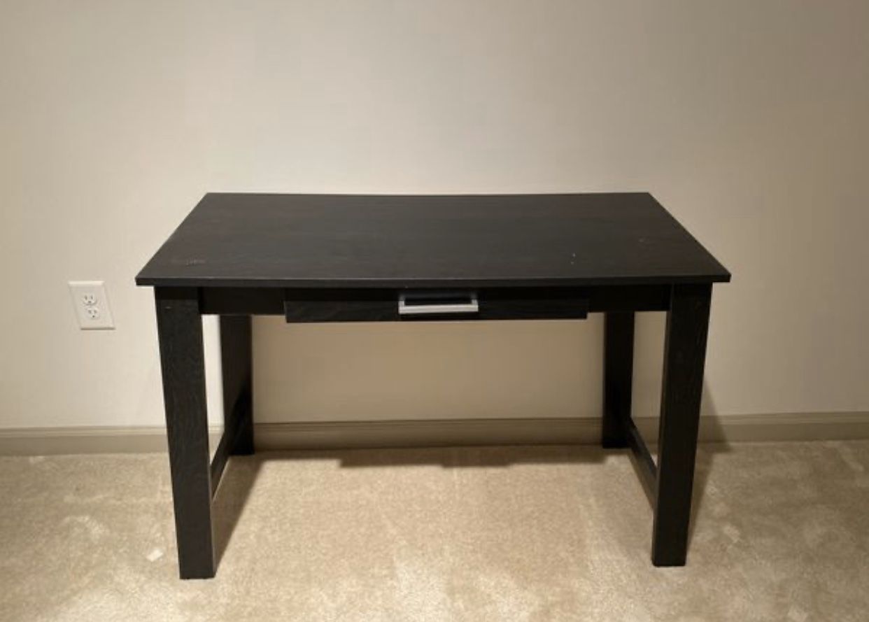 Black Desk