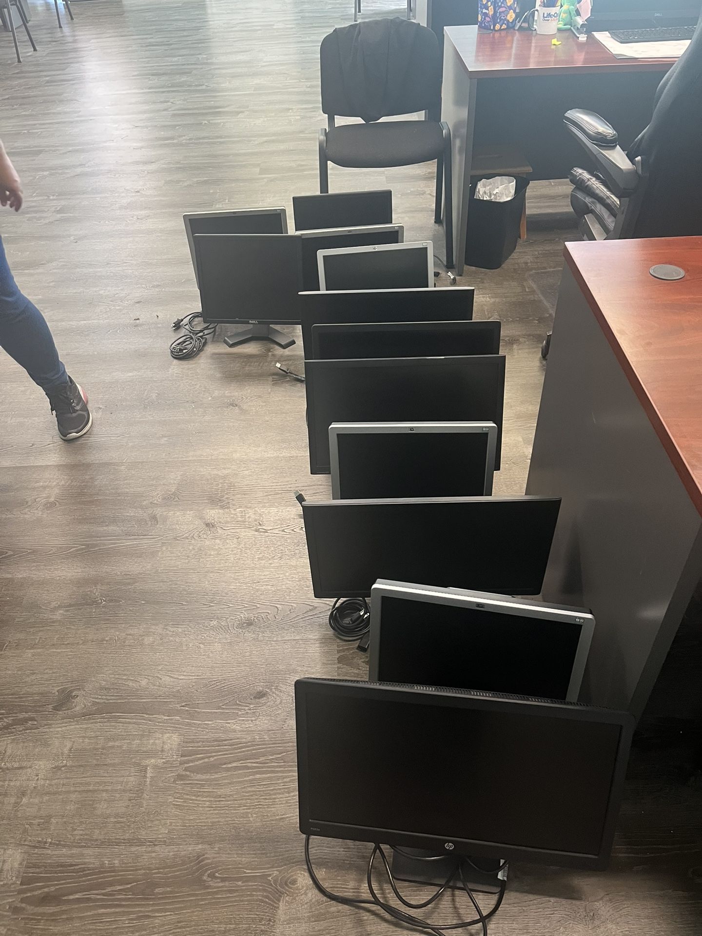 12 Computer Monitors