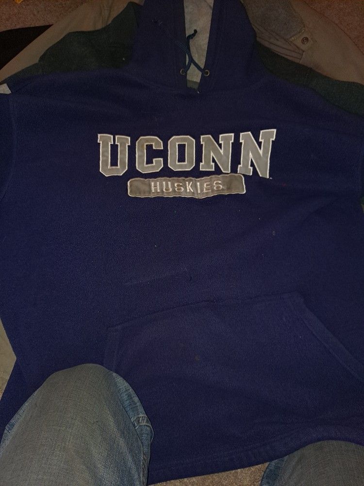Uconn Pullover