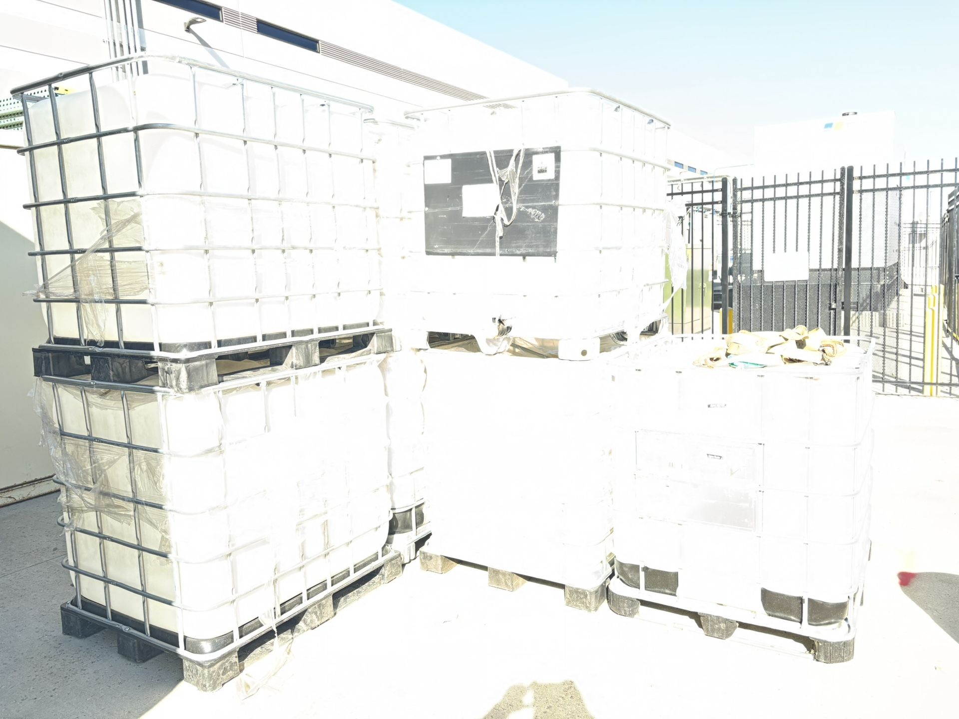 FREE FIRST COME FIRST SERVE 3 Totes 1 Lift Gate