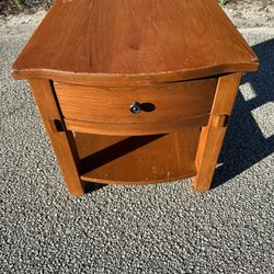 Broyhill Solid Wood Side Table with Drawer – Classic Design