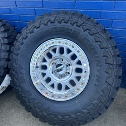 TOYO OPEN COUNTRY M/T 35x12.50R17 TIRES W/ KMC GRANDE BEADLOCK WHEELS 2850$ WHEELS AND TIRES