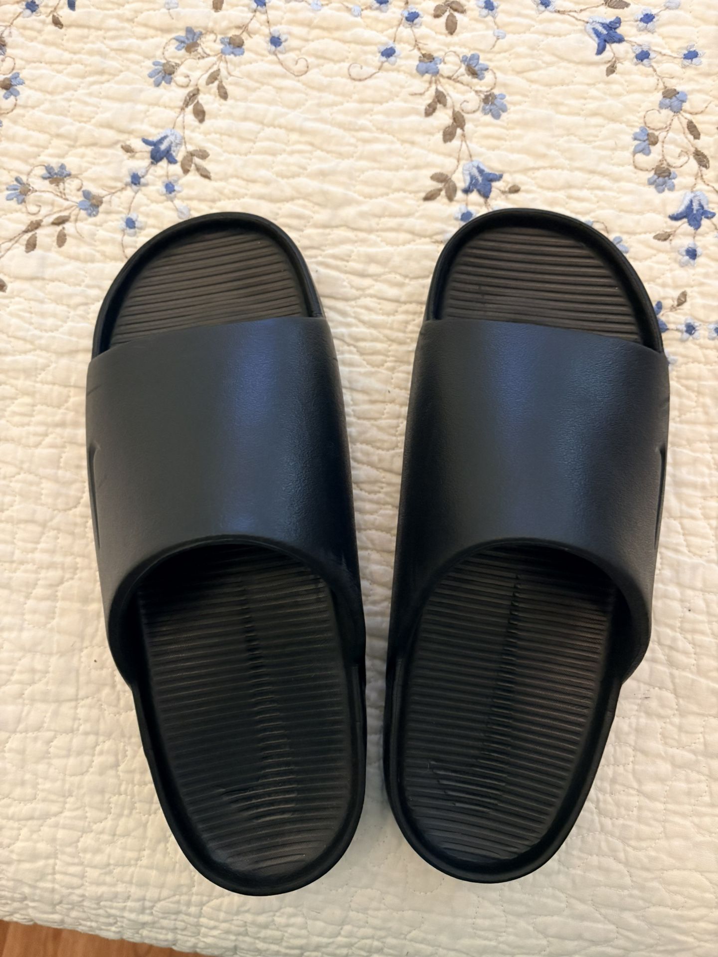 LIKE NEW Men Nike Slide