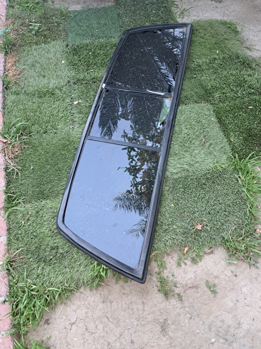 NISSAN HARDBODY REAR WINDSHIELD