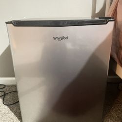 Mini fridge 