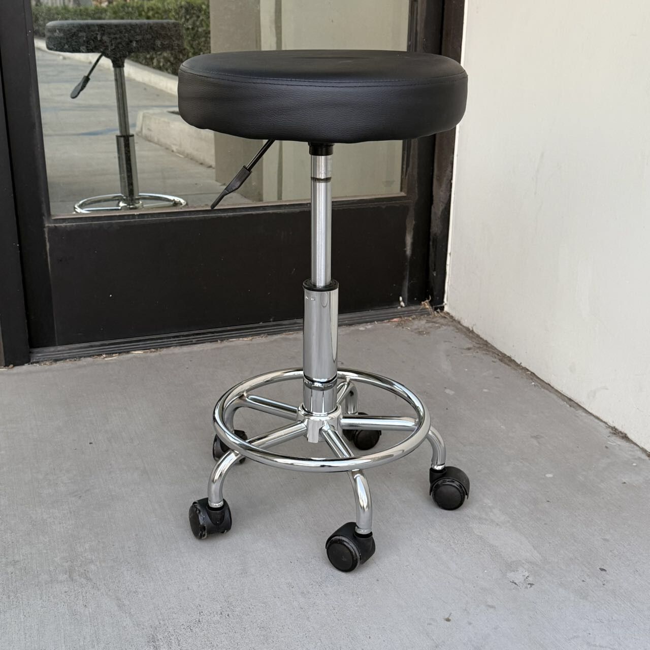 New In Box 14” Diameter Seat Height Adjustable From 19.5” To 25 Inches Nail Hair Salon Tattoo Parlor Stool Chair