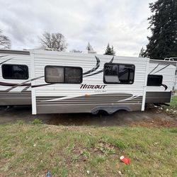 2013 hideout 32ft slide out rear bunks excellent condition