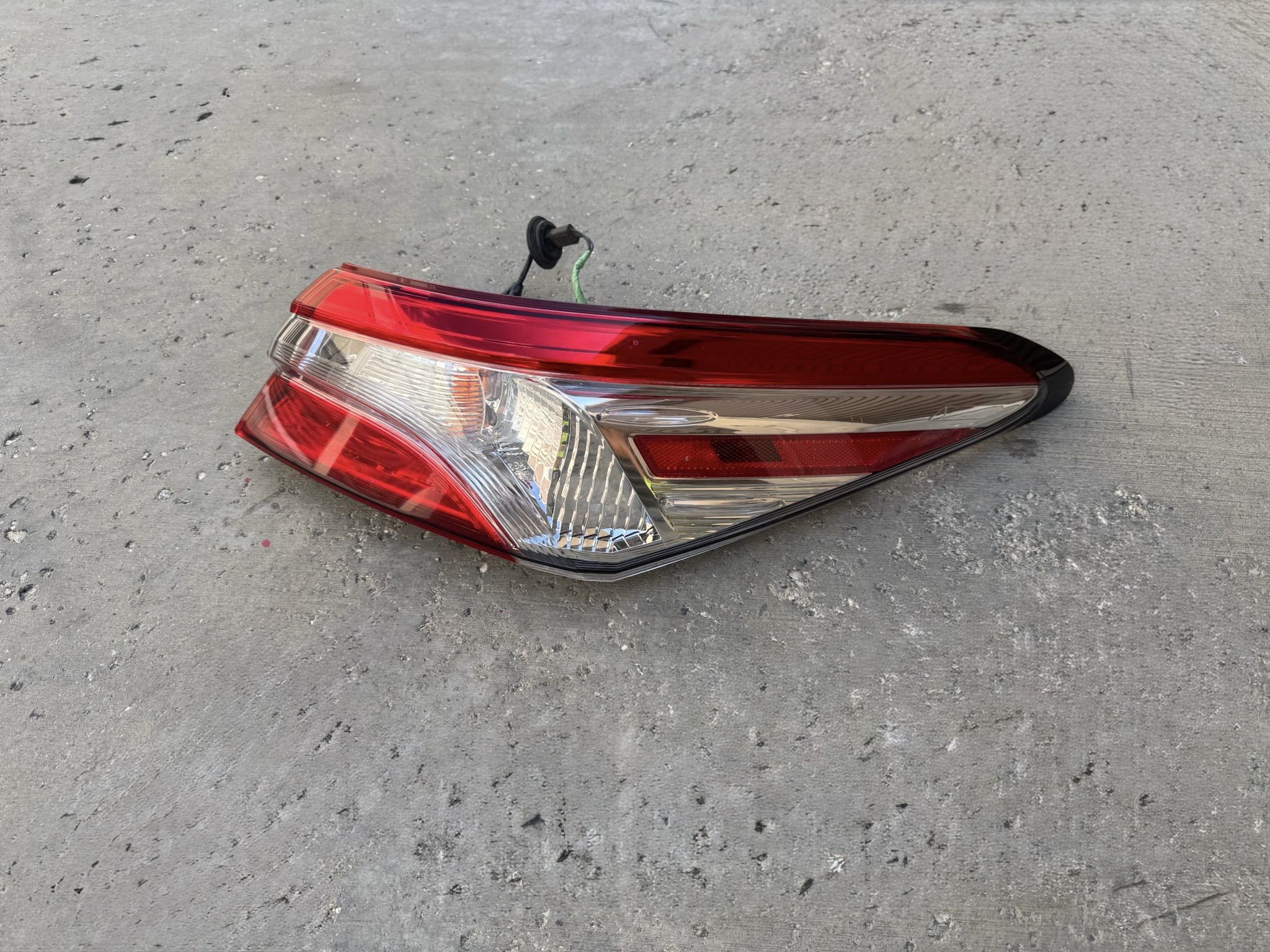 2018 - 2023 TOYOTA CAMRY RH PASSENGER SIDE TAIL LIGHT OEM