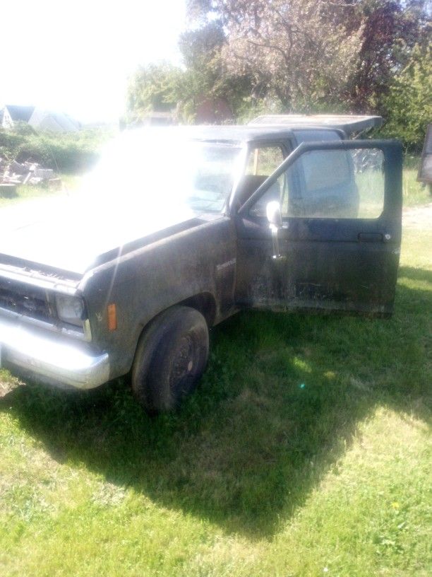 1989 Ford Bronco 2 Stick Shift. $300 Takes It. For Parts Or Fix