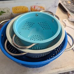 Steel colander is sprayed with high-tech BPA free powder coating. (1) 1.75qt Small Colander 7.1” X 9.1” X 4.4”H. (1) 5.3qt Large Colander 10.1” X 12.1