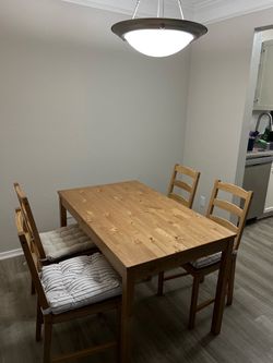 Dinning table with 4 chairs + cushions