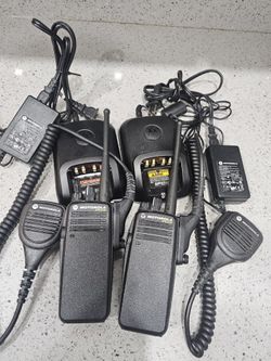 2 X  MOTOROLA XPR 6100 UHF 403-470 MHz 4W 32CH Digital Two Way Radios w/Speaker Mics-Black

