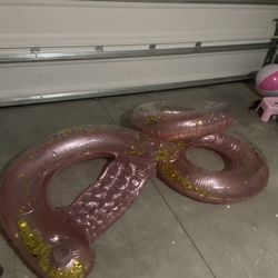 2 Médium Size Floaties And A Large Relax Cup holder Floaty