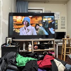 Amazing Vizio TV 55 inch very good condition with remote moving soon need to sell