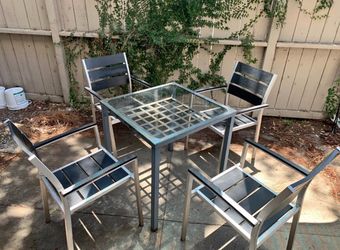 Patio set, 4 chairs and one table