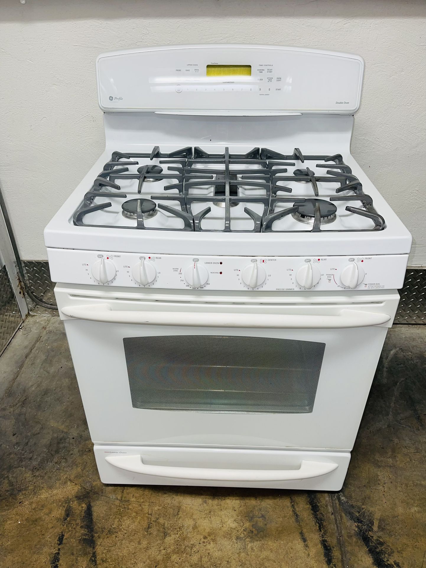 GE gas stove in very perfect condition a receipt for 60 days warranty