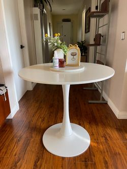 Tulip Dining Table in White