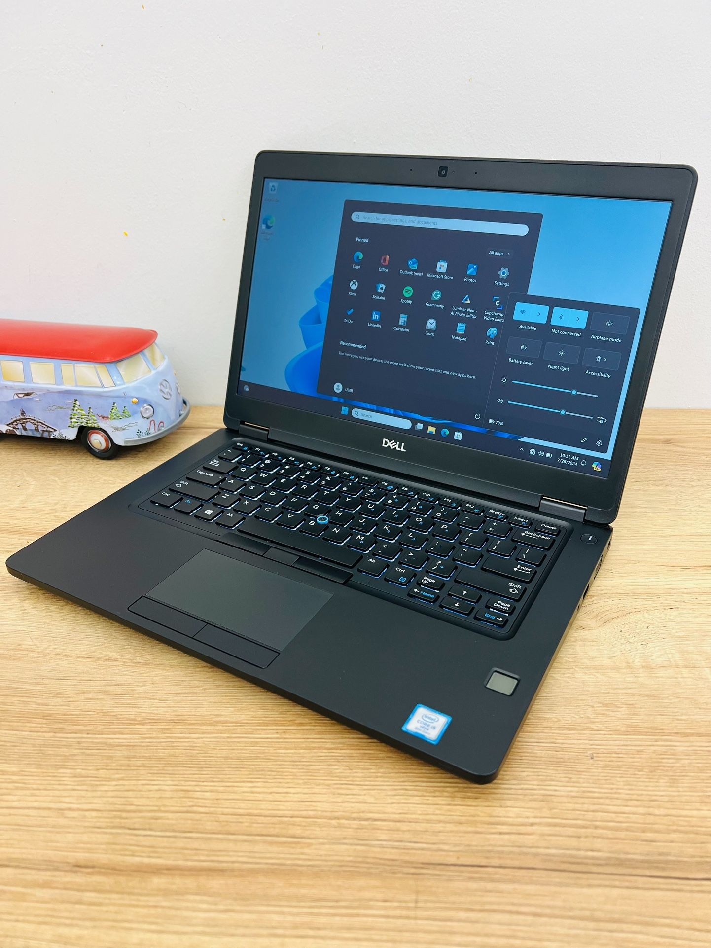Dell i5 vPro 8th Full HD laptop / Windows 11 Pro / SSD 256GB / RAM 8GB / Camera / HDMI / USB C / Bluetooth / Charger / Backlit