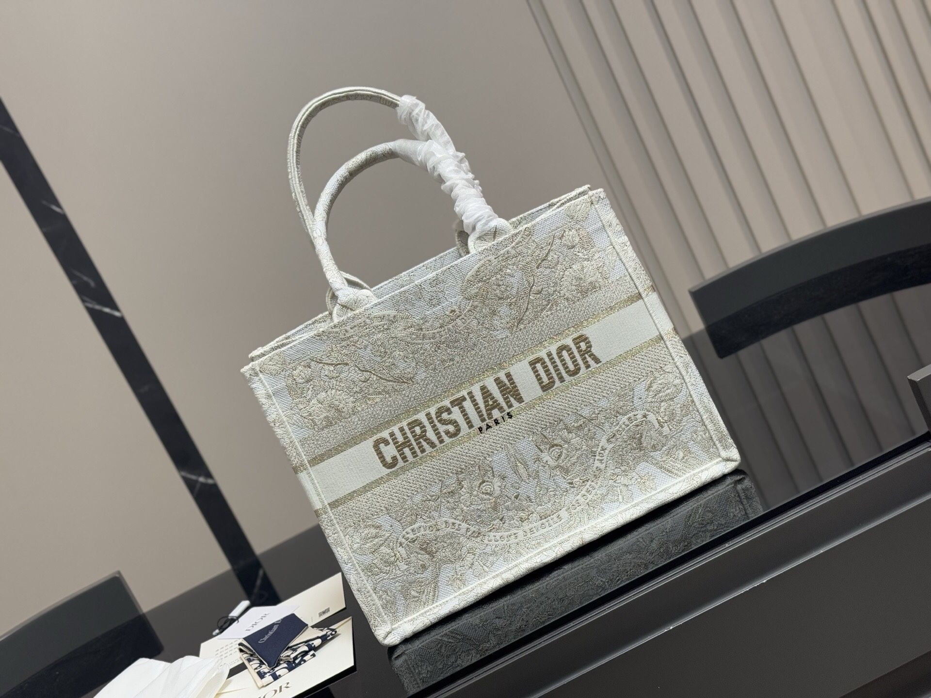 Classic fashion women's handbag