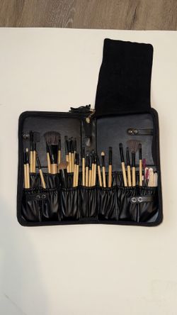 Make Up Brushes With The Bag
