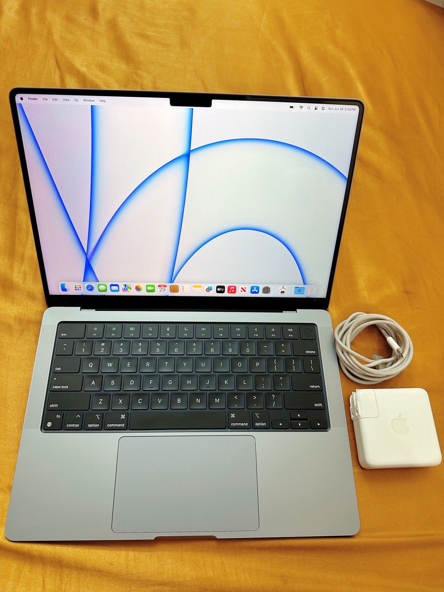 Macbook Pro 14.2 Inch ( 512GB SSD / 16GB Unified Memory )