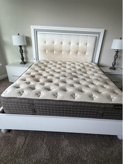 Full Bedroom set - make me offer it’s yours- Must go 9am Tomorrow