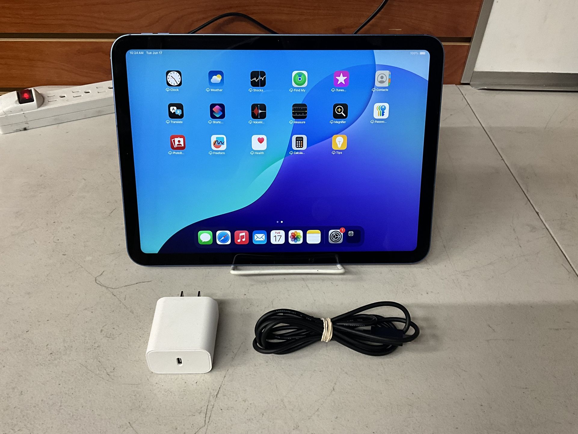 Apple iPad 10th Generation 256GB Tablet W/ Charger