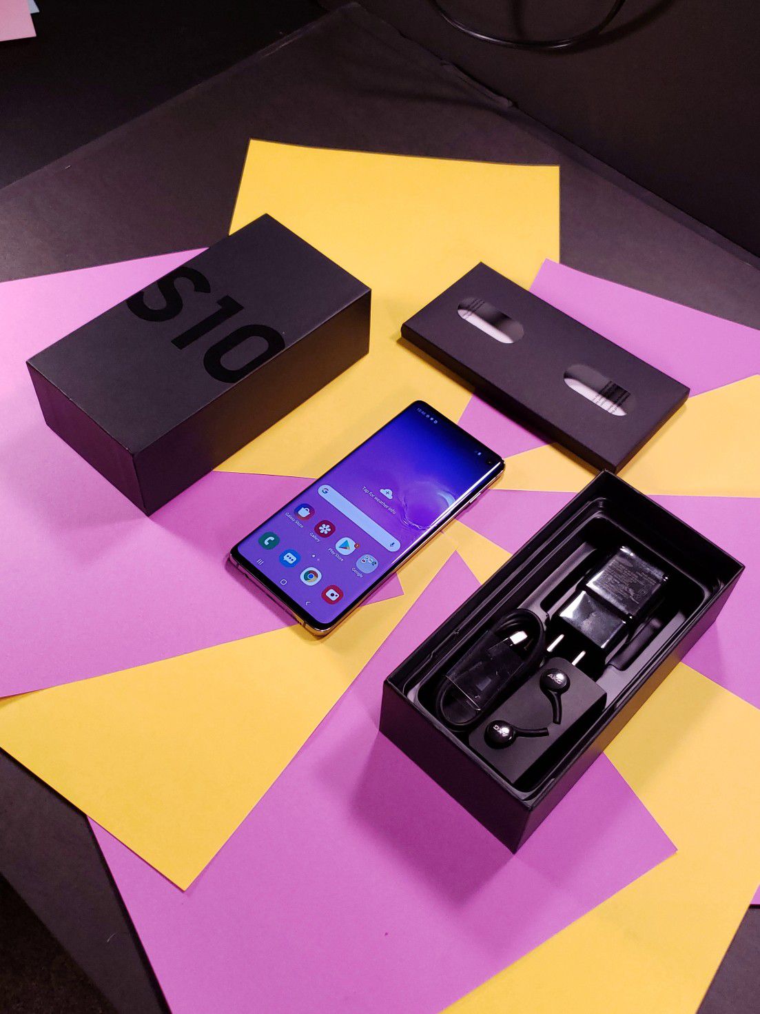 Samsung Galaxy S10 With Box and Accessories Unlocked Phone Screen is like a jewel!