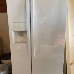 Whirlpool Refrigerator Fridge.  Like New!!! 