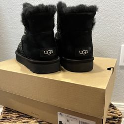 Black Mini Uggs Size 8