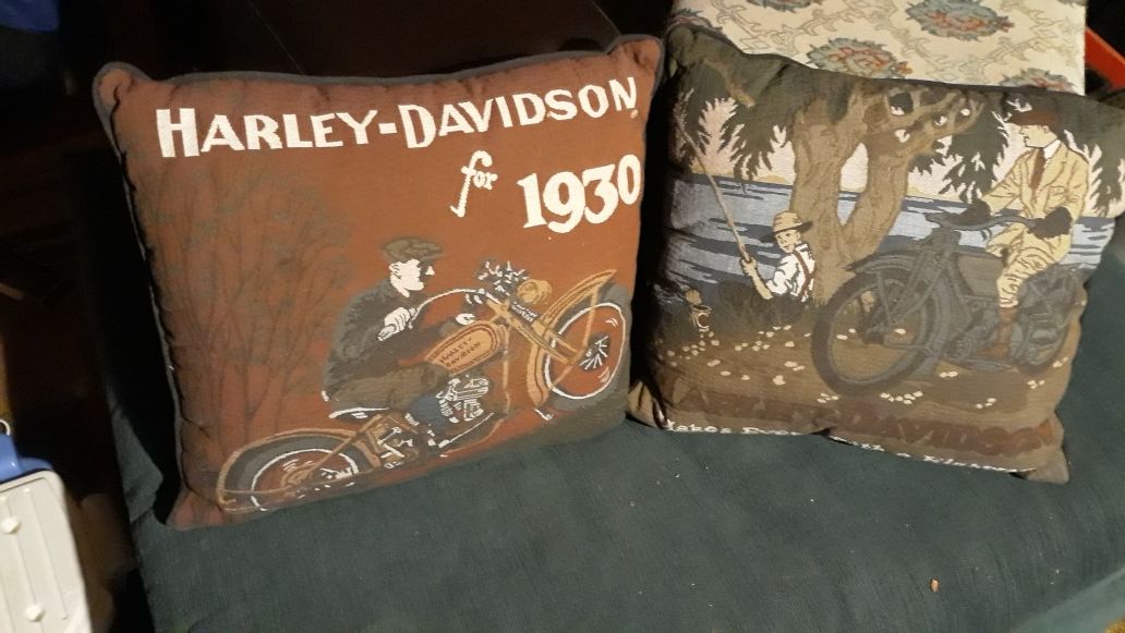 2 small foot stools 2 harly Davidson